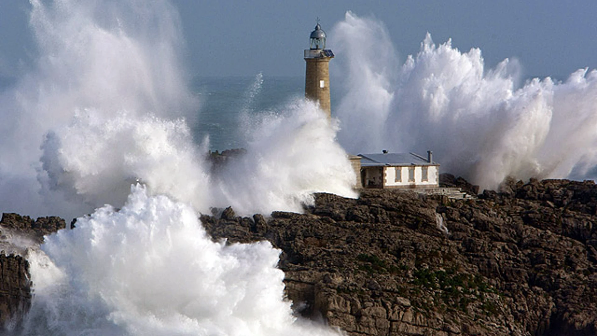 El faro de la isla de Mouro, en Santander El faro de la isla de Mouro, en Santander