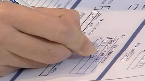 Rellenando un formulario de Hacienda Rellenando un formulario de Hacienda