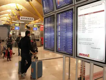 Viajeros en el aeropuerto de Barajas Viajeros en el aeropuerto de Barajas