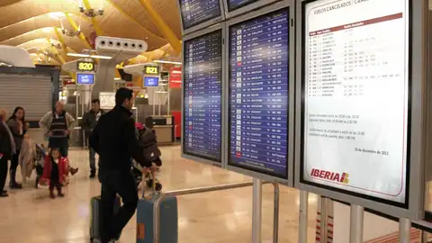 Viajeros en el aeropuerto de Barajas Viajeros en el aeropuerto de Barajas
