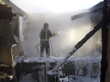 Bomberos extinguen un incendio Bomberos extinguen un incendio