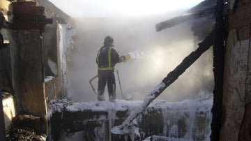 Bomberos extinguen un incendio 