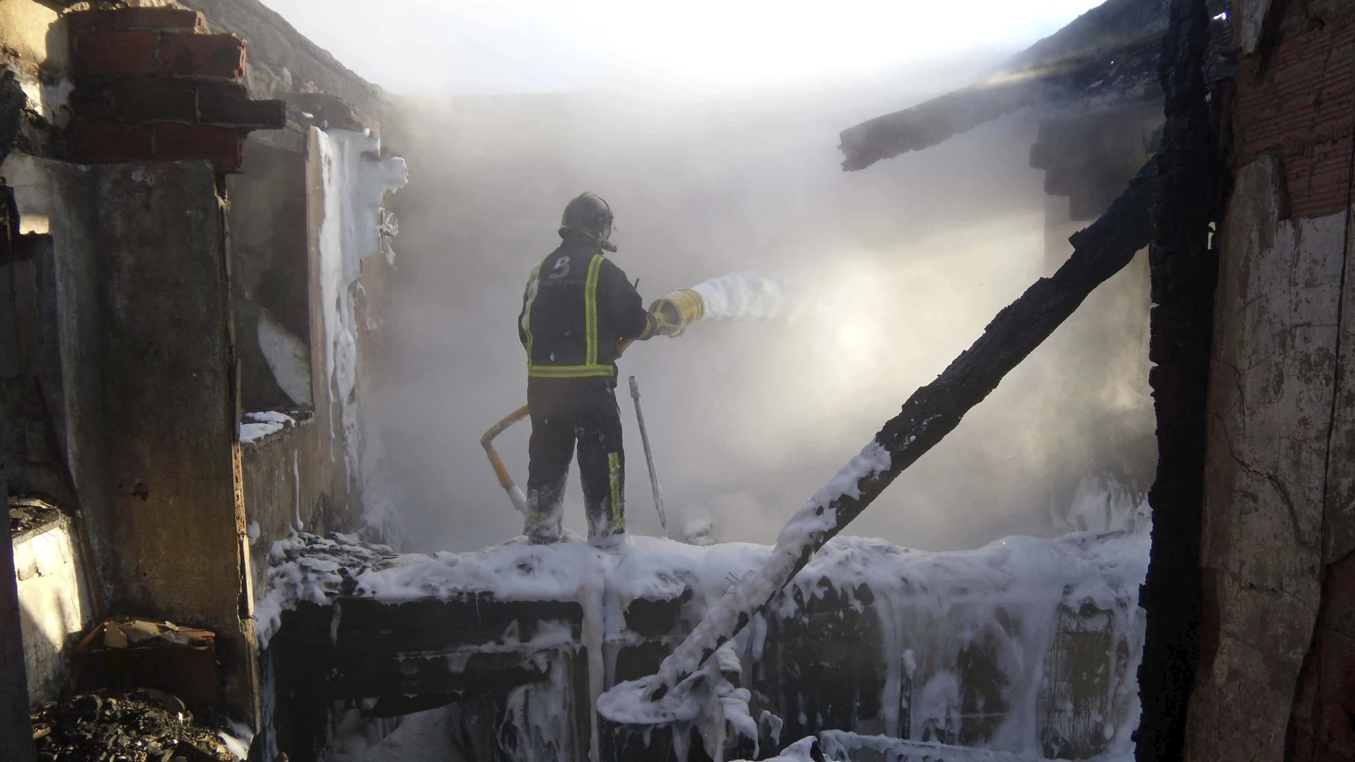 Bomberos extinguen un incendio Bomberos extinguen un incendio