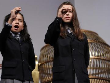  Las niñas del Colegio de San Ildefonso Janet Lara y Evelyn Calderón cantan el número 66.832, uno de los cuartos premios