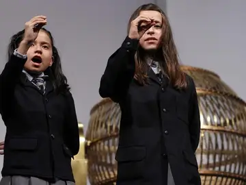 Las niñas del Colegio de San Ildefonso Janet Lara y Evelyn Calderón cantan el número 66.832, uno de los cuartos premios Las niñas del Colegio de San Ildefonso Janet Lara y Evelyn Calderón cantan el número 66.832, uno de los cuartos premios