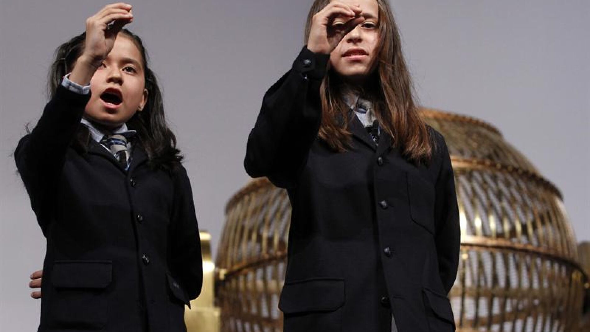  Las ni&ntilde;as del Colegio de San Ildefonso Janet Lara y Evelyn Calder&oacute;n cantan el n&uacute;mero 66.832, uno de los cuartos premios