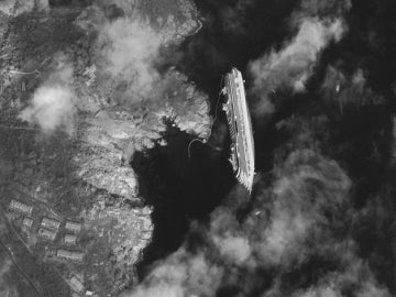 Imagen de satélite del Costa Concordia