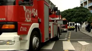 Los bomberos visitan a los niños ingresados en La Candelaria
