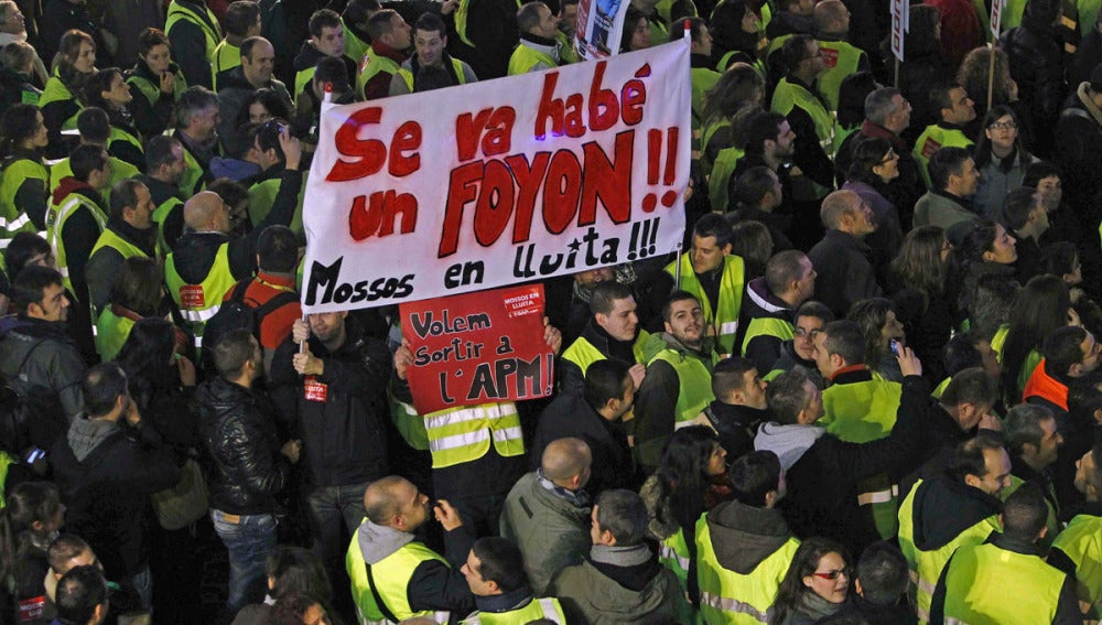 Protesta de funcionarios en Barcelona contra los recortes de la Generalitat