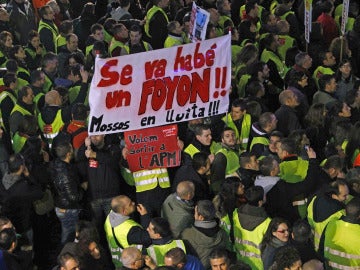 Protesta de funcionarios en Barcelona contra los recortes de la Generalitat