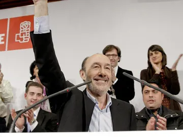 Rubalcaba presenta su candidatura en la sede de UGT Rubalcaba presenta su candidatura en la sede de UGT