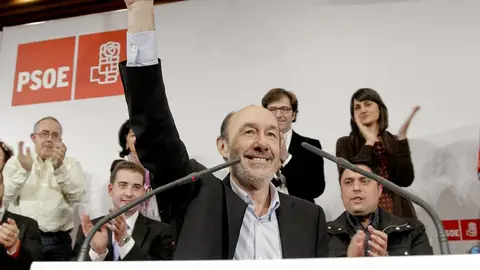 Rubalcaba presenta su candidatura en la sede de UGT Rubalcaba presenta su candidatura en la sede de UGT