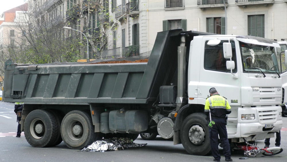 Accidente entre una bici y un camión en Barcelona