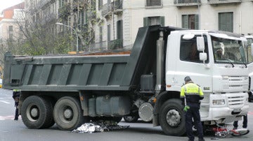 Accidente entre una bici y un camión en Barcelona