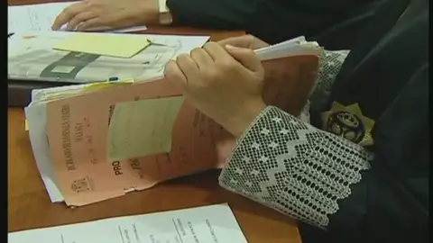 Juez con unos expedientes Juez con unos expedientes
