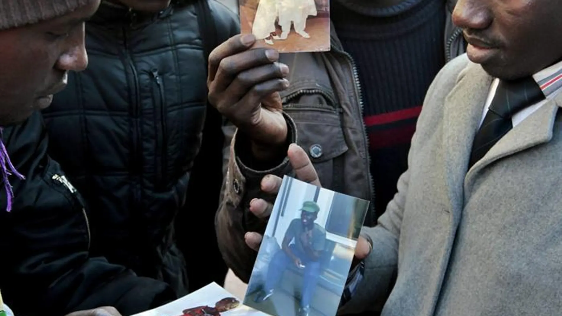 Senegaleses muestran las fotos de su compatriota asesinado en Barcelona. Senegaleses muestran las fotos de su compatriota asesinado en Barcelona.