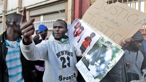 Varios senegaleses protsetan por la muerte de un compatriota
