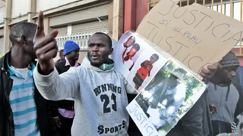 Varios senegaleses protsetan por la muerte de un compatriota Varios senegaleses protsetan por la muerte de un compatriota