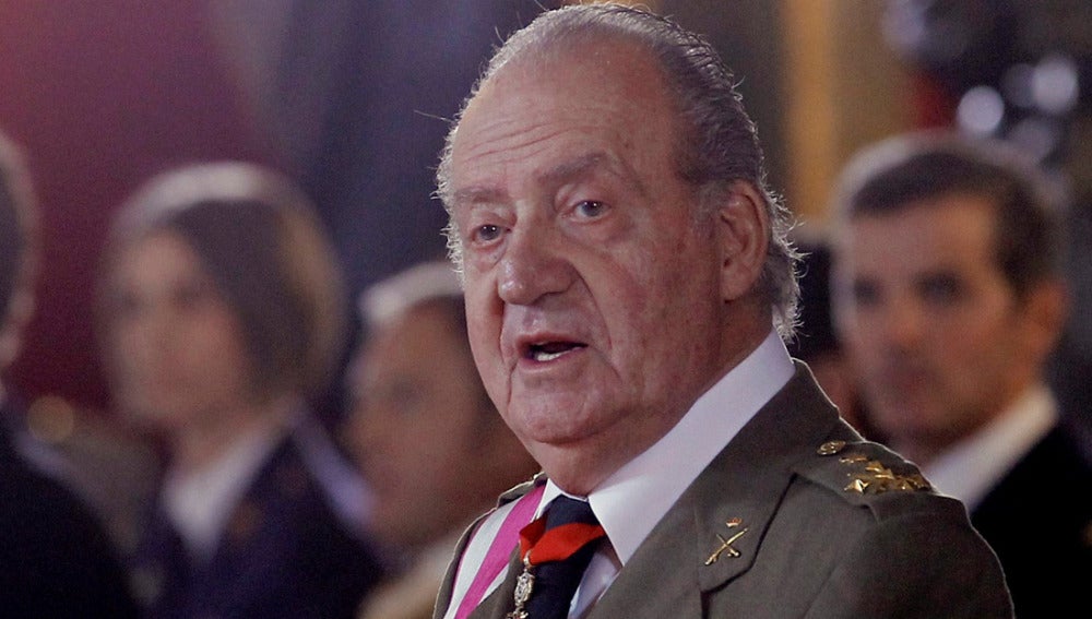 Don Juan Carlos en un acto militar