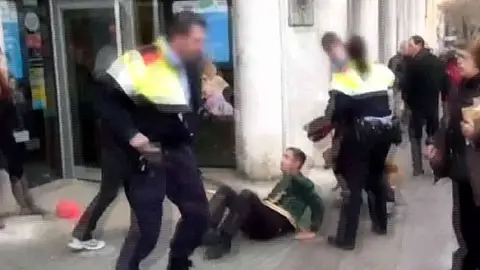 Mossos tratan de pone orden entre los vecinos de Ca n'Oriac Mossos tratan de pone orden entre los vecinos de Ca n'Oriac