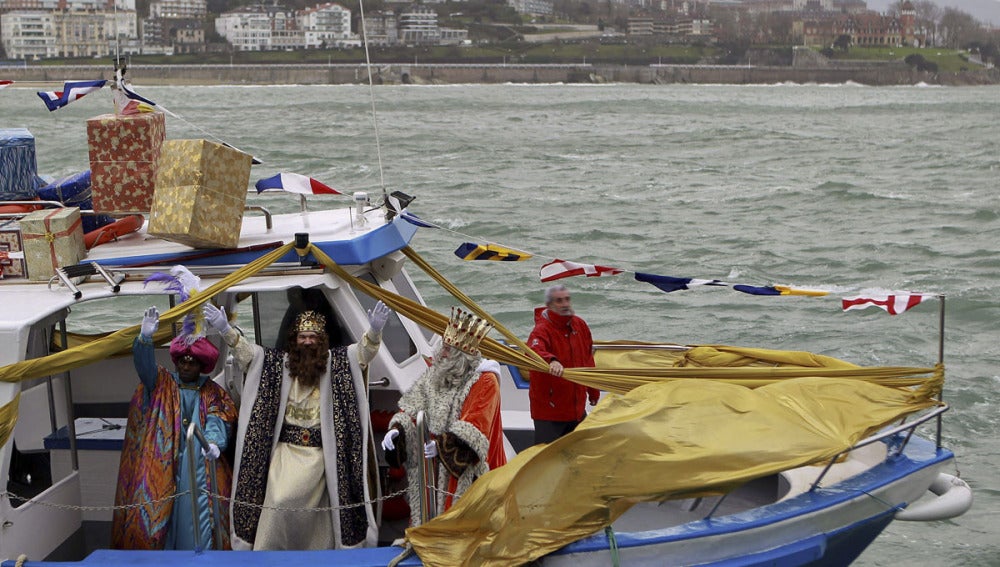 Los Reyes Magos llegan en barco a San Sebastián