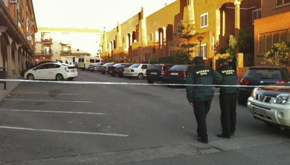 Agentes de la Guardia Civil pasean por la zona del crimen.
