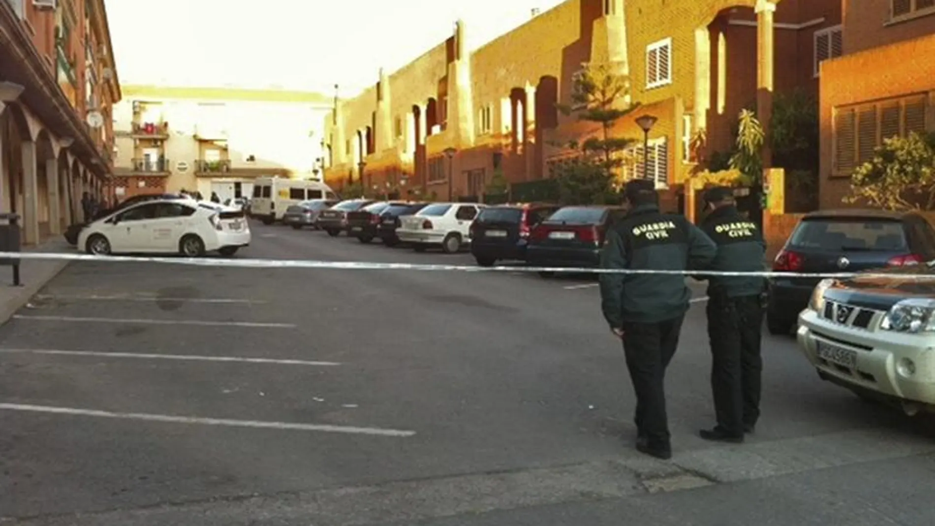 Agentes de la Guardia Civil pasean por la zona del crimen. Agentes de la Guardia Civil pasean por la zona del crimen.
