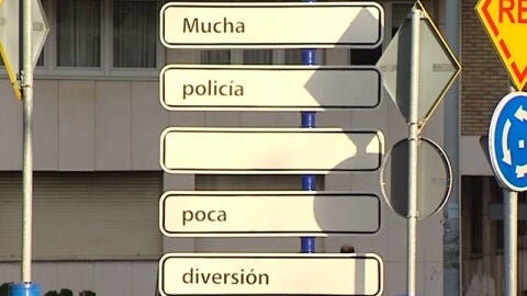 Cartel "Mucha polic&iacute;a, poca diversi&oacute;n" de Santander