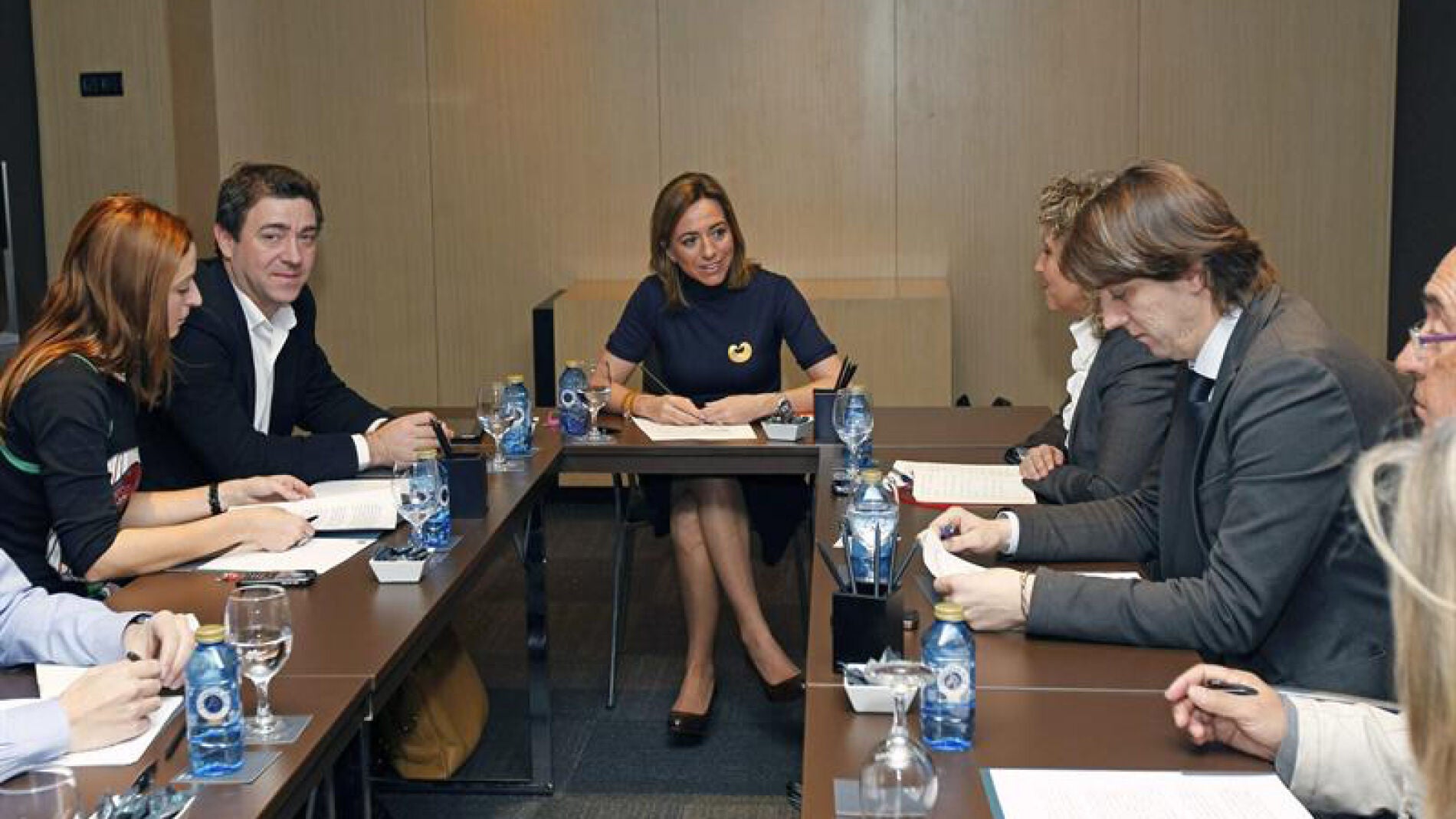Carme Chac&oacute;n presenta equipo pol&iacute;tico