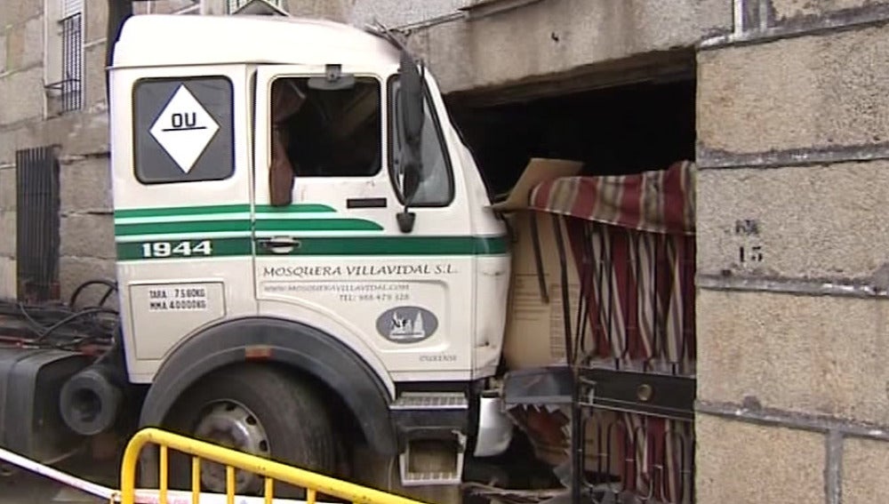 Un camión se empotra contra una vivienda en Orense