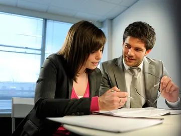 Una pareja trabajando Una pareja trabajando