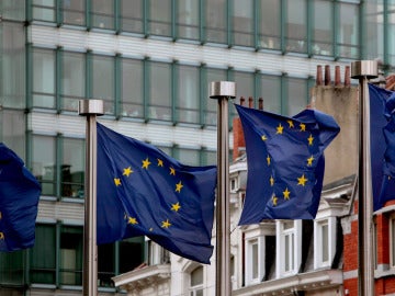 Banderas ondean cerca de la sede del Consejo en Bruselas
