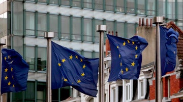 Banderas ondean cerca de la sede del Consejo en Bruselas