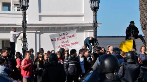La Polic&iacute;a carga contra un grupo de 'indignados' en C&aacute;diz 
