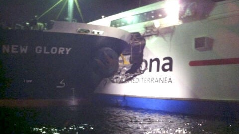 El New Glory empotadro en el buque Milenium II