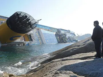 El crucero hundiéndose El crucero hundiéndose