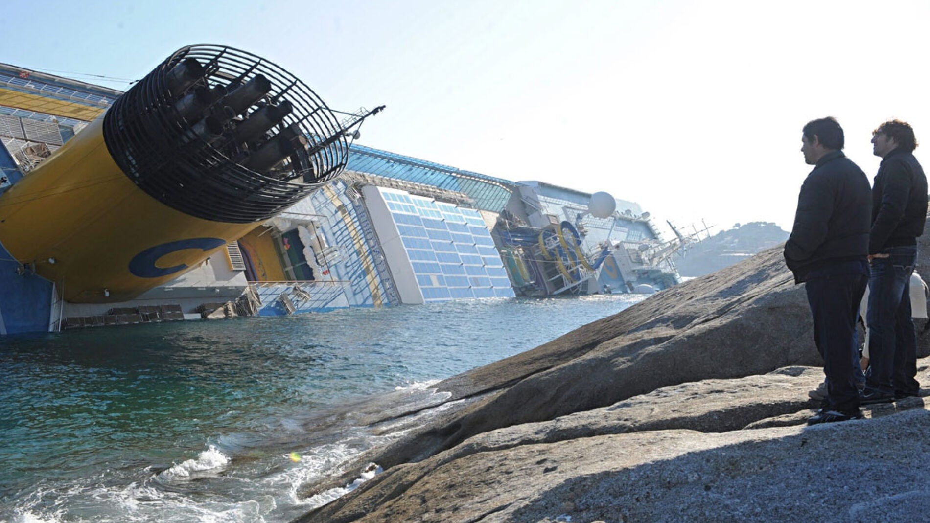 El crucero hundi&eacute;ndose 