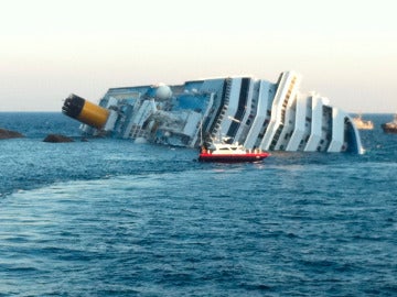 El Costa Concordia hundiéndose en el mar