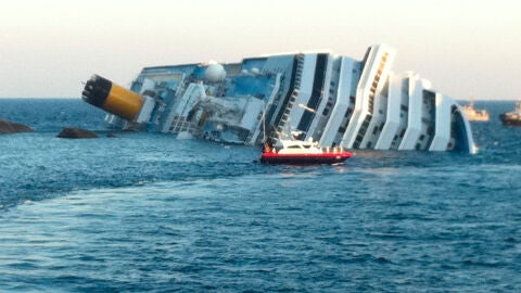 El Costa Concordia hundi&eacute;ndose en el mar