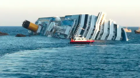 El Costa Concordia hundiéndose en el mar El Costa Concordia hundiéndose en el mar