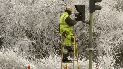 Un operario arregla un semáforo en Valladolid Un operario arregla un semáforo en Valladolid