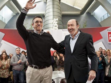 Rubalcaba y López, en un mitin en el País Vasco