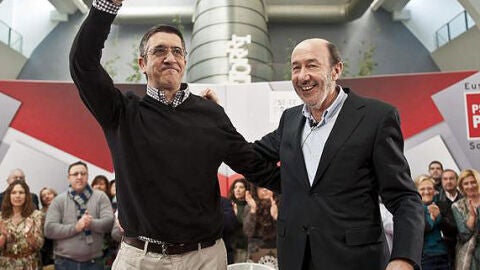 Rubalcaba y L&oacute;pez, en un mitin en el Pa&iacute;s Vasco