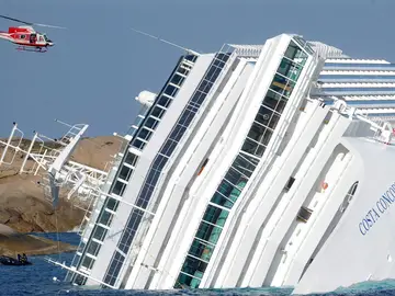 Un helicóptero se aproxima al Costa Concordia Un helicóptero se aproxima al Costa Concordia