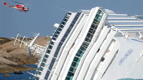 Un helicóptero se aproxima al Costa Concordia Un helicóptero se aproxima al Costa Concordia