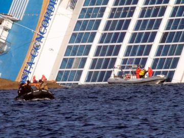 Una lancha de los servicios de rescate italiano rodea el 'Costa Concordia'.