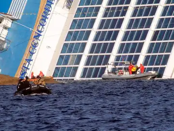 Una lancha de los servicios de rescate italiano rodea el 'Costa Concordia'. Una lancha de los servicios de rescate italiano rodea el 'Costa Concordia'.