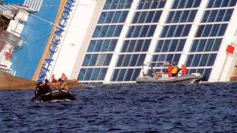 Una lancha de los servicios de rescate italiano rodea el 'Costa Concordia'.