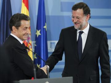 El jefe del Gobierno español, Mariano Rajoy (d), y el presidente francés, Nicolas Sarkozy,