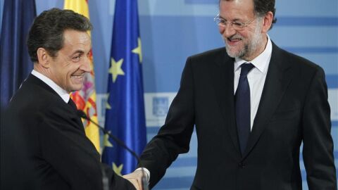 El jefe del Gobierno espa&ntilde;ol, Mariano Rajoy (d), y el presidente franc&eacute;s, Nicolas Sarkozy,